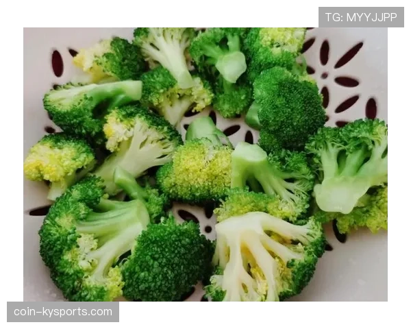 拉皮诺晒出冰箱里只有一瓶蛋白粉和半颗西兰花 拉皮诺晒出冰箱里只有一瓶蛋白粉和半颗西兰花